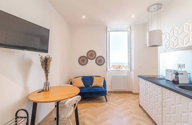 This condominium is a 1 bedroom(s), 1 bathrooms, located in Beausoleil , AL.