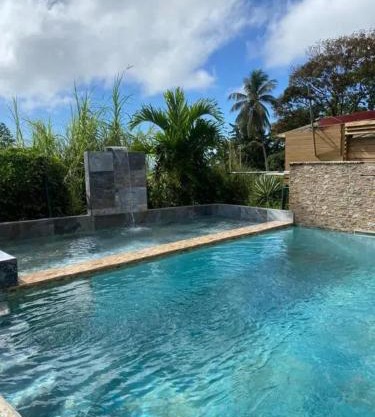 Bungalow cosy à Capesterre-Belle-Eau avec piscine