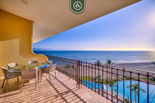Beachfront 3BR Penthouse - Amazing Sunset View