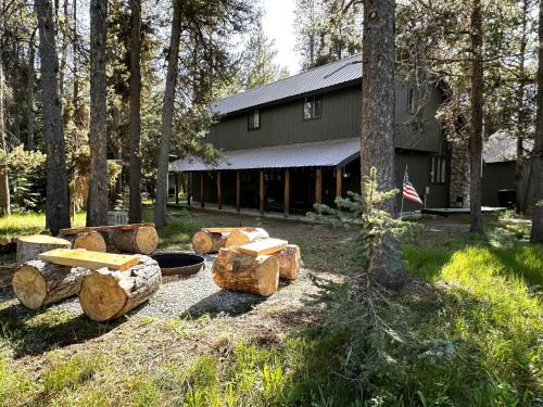 Private, Quiet 5 Bedroom Cabin nestled into the Forest