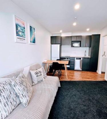 Short Drive to Queenstown CBD - Cosy Guesthouse with Private Entrance and King Bed