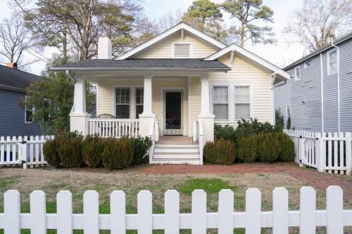 Spacious, Central & Comfy Gem ~ Backyard ~ Parking