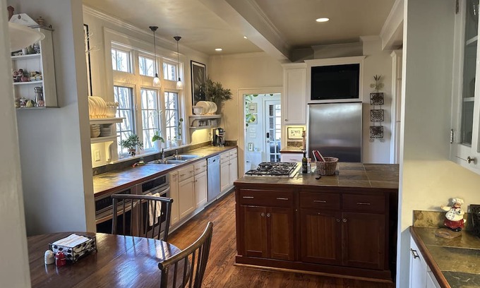 Athens Casa | Large home 12 mins from Sanford Stadium/downtown, 8 mins to Botanical Gardens