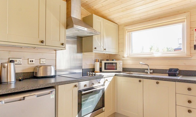 Scunthorpe Cabina | A cosy one bedroom lodge with a master bedroom served by a bathroom with a separate shower open plan