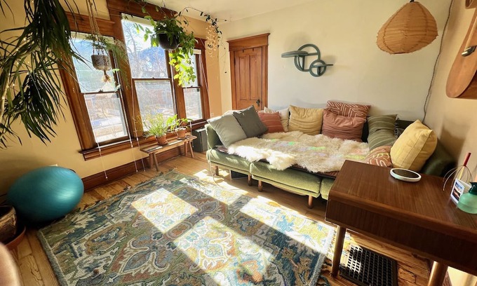 Mapleton Hill Casa | Downtown historic mountain-view charmer - walk to trails and shops!