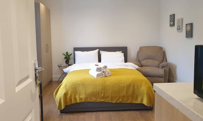 Putney Condominio | Well located king bed studio 35 minutes from the heart of London. 1071 gr fl