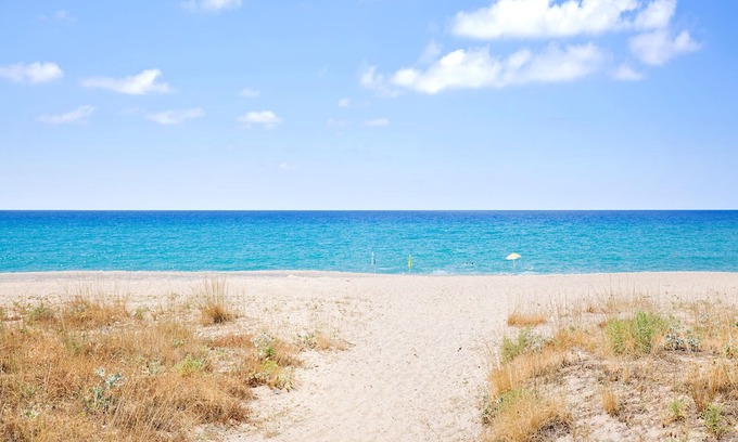 Mattinata Apartamento | Enjoy a magnificent view of the sea from this vacation apartment.