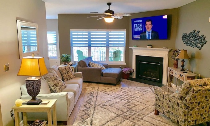 Essex Condominio | Cozy, clean, peaceful and modern condo in safe area. Come lay back & Relax!