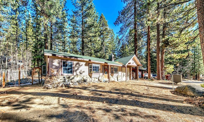 Montgomery Estates Cabaña | The Lazy Bear's Den roomy 2 bedroom updated cabin,