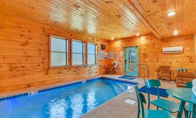 Gatlinburg - Pigeon Forge Cabina | 🎉 PRIVATE Indoor👙Pool w/ FIRE PIT 🔥& Room for 18 Guests!