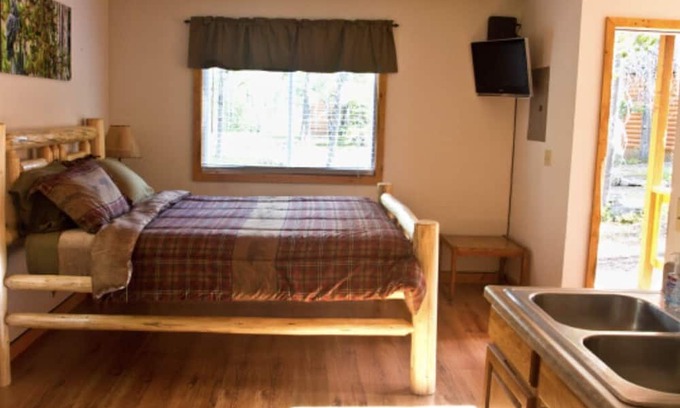 East Glacier Park Cabina | Summit Mountain Lodge and Steakhouse