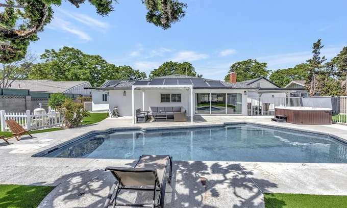 Southwest Anaheim Casa | New Cheerful Stylish Villa - Pool, Spa, Mini Golf, Fire pit, Walk to Disneyland