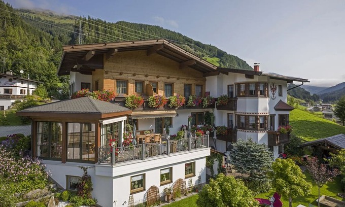 Gerlos Casa | Apartment garden view for 3-4 people