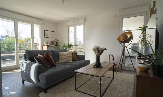 Puteaux Apartamento | Modern Apt With Balcony Near Paris