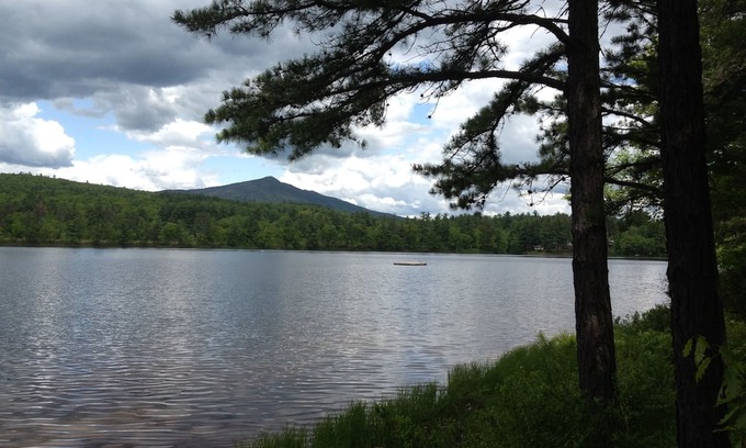 Conway Chalet De Esquí | Waterfront Chalet with private beach in the White Mountains of New Hampshire.