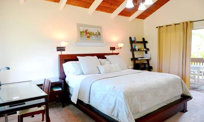 Princeville Apartamento | Air Conditioned Upstairs Studio w/RESERVED PARKING; Pool, -WIFI-Walk to Beach