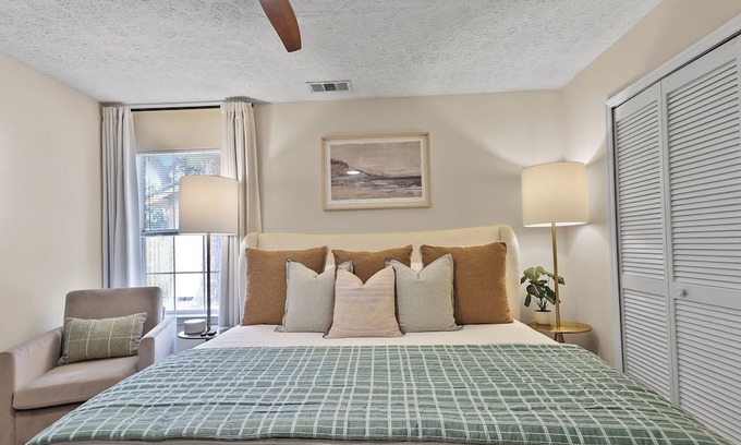 Whitemarsh Island Casa | New Meets Nostalgic- Cottage Sleeps 8