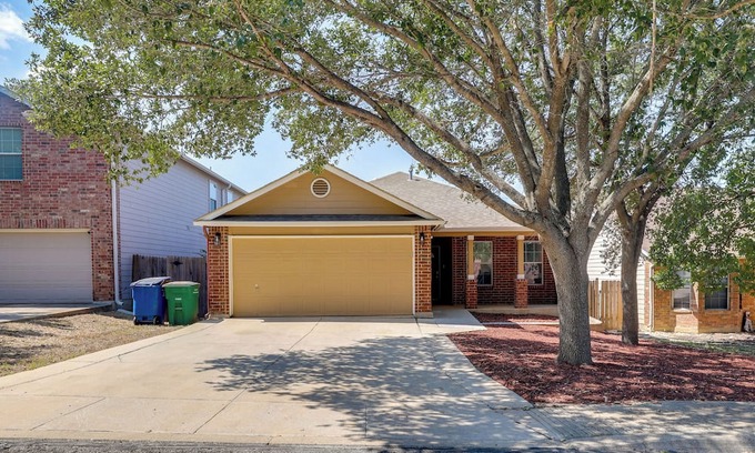 North San Antonio - SAT Cabaña | San Antonio Area Home w/Deck, 14 Mi to Dtwn!