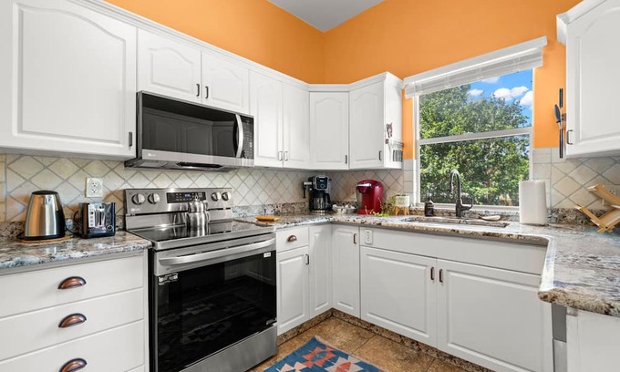 Dixieland Casa | NEW Lakeland Landing Cute Bungalow by Downtown