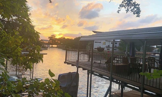 Kingsland Casa | Lazy Cove Waterfront Getaway on Lake Lbj!