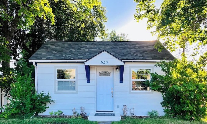 Franklin to the Fort Casa | Little White Cottage : Fenced Yard : 2 BD