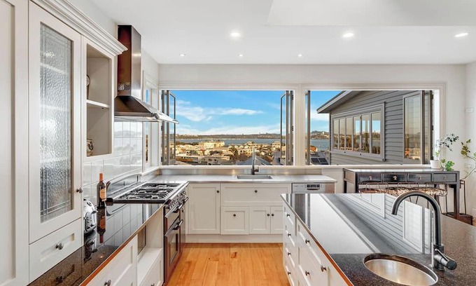 Devonport Casa | Stunning hillside home with city views