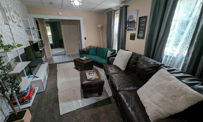 Aberdeen Casa | The Bungalow @ Garfield Park, 5 min walk to Avera St. Lukes.