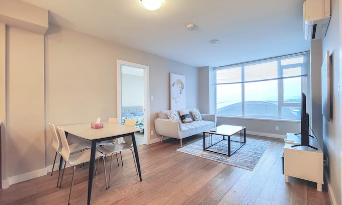 Richmond City Centre Apartamento | 2BDR & 2Bath | AC | Free WiFi & Parking @ Oval Park