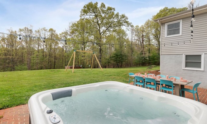 Arrington Cama Y Desayuno | For long family stays, girls wine weekends. Heated pool, hot tub, game room. Walk to brewery.