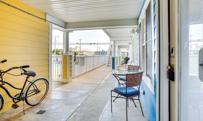 Wildwood Crest Condominio | Walk to Beach: Poolside Condo in Wildwood Crest!