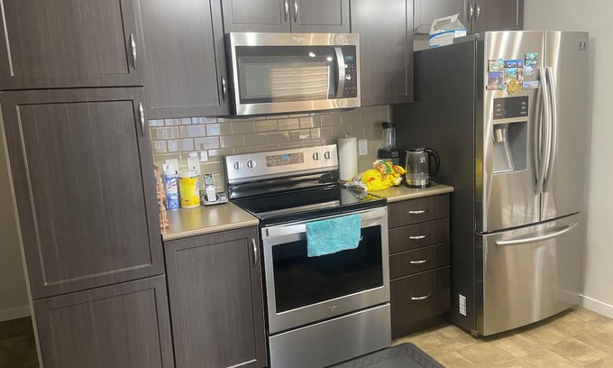 Southwest Edmonton Apartamento | Fabulous 2-bedroom apartment with WiFi in charming Edmonton