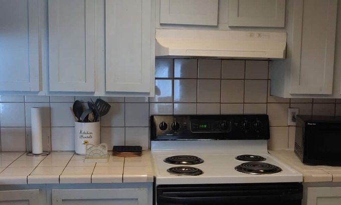 Roosevelt Apartamento | Charming 2-bedroom apartment in cool Fresno with WiFi, AC