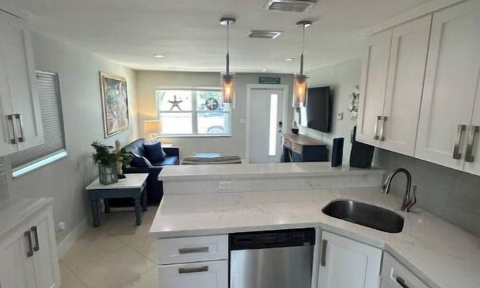 Southwest Casa | Charming 2-bedroom duplex in delightful West Palm Beach with WiFi, AC, Laundry.