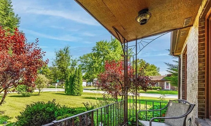 East Hazel Crest Casa | Charming 3-bedroom home with WiFi & AC in quiet East Hazel Crest. Near Casino.