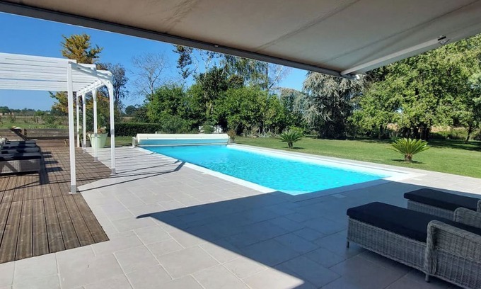 Saint-Romain-de-Benet Cama Y Desayuno | In a beautiful property, very pretty, comfortable guest room in a quiet location.