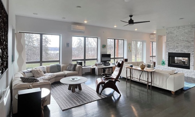 Hazel Green Casa | Private Lux House on 4 acres w Mississippi Views 10 min from Downtown Dubuque