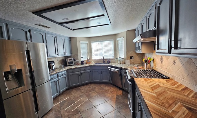 Clovis Casa | Spacious 4-bedroom house in delightful Clovis with WiFi, AC, Pool, Patio