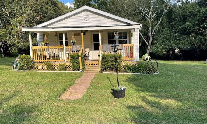 Cartersville Cabaña | Butterfly-Crossing TWO Charming 2bedroom Country cottage 1-Acre Cartersville