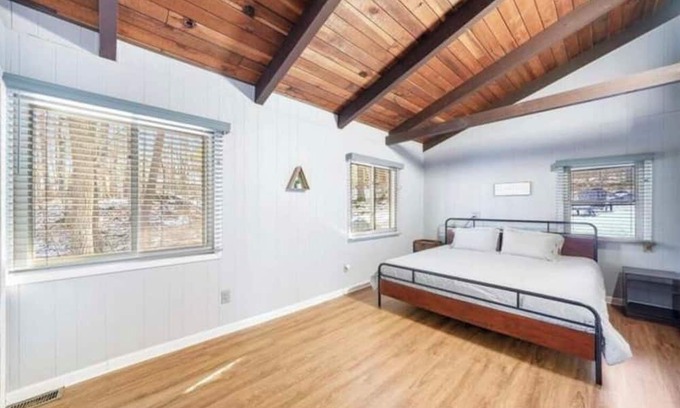 White Mills Cabina | Relax and Unwind: Your Home Away From Home in Hawley Pennsylvania !