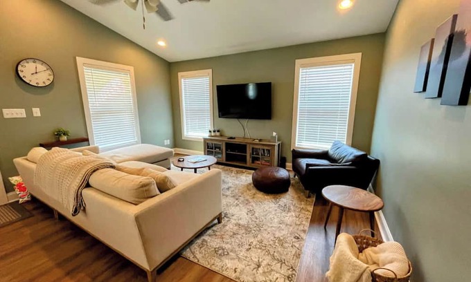 Landrum Casa | Downtown Landrum Cute 2/2 Cottage