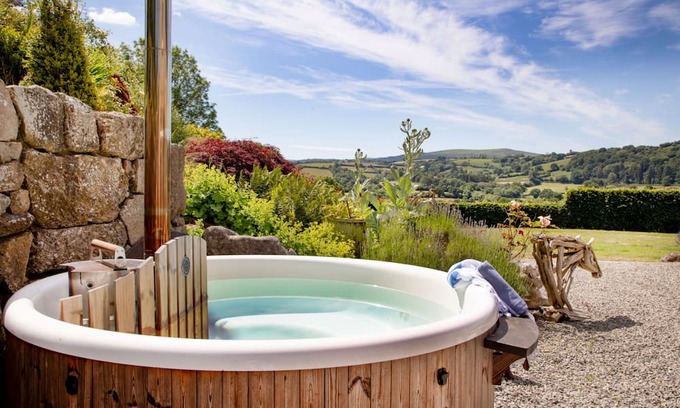 Moretonhampstead Otro | Linscott Farmhouse sleeps 10 guests in 5 bedrooms