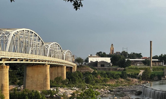 Llano Apartamento | Downtown Llano: charming 1/1 corporate apt - WiFi, AC, 1 block from Llano River!