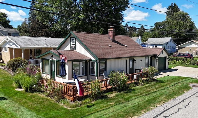 Edinboro Casa | Lolly's Lookout a Spacious 5-bedroom house in Edinboro, PA