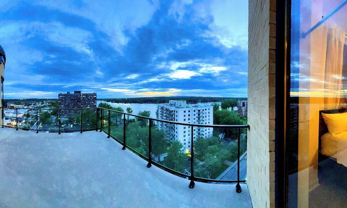 Pierrefonds-Roxboro Apartamento | Luxurious Penthouse with River Views & Stunning Sunsets in Tranquil Pierrefonds