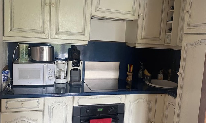 Montagnol Casa | Country house with boule court 10mins from the lakes