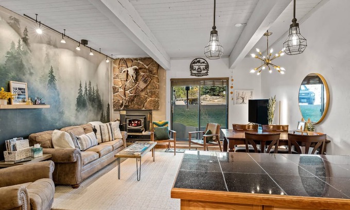 Steamboat Springs Condominio | True Ski In/Out+HotTub-Pool-Gym-FreeShuttle-Wood Fireplace-Private Grill/Patio/Ski Locker-JustListed