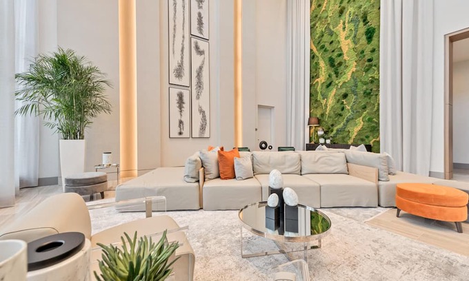 Doral Condominio | Sleek Doral Gem: Spacious Retreat