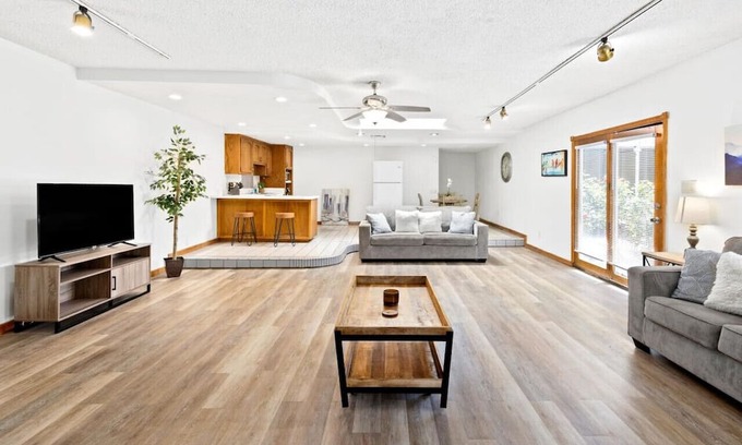 Baker Street Casa | Bright and Spacious Back House