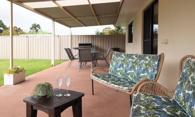 Pink Lake Casa | Enjoy a cosy country setting, starry nights and 5 minutes to the closest beach.