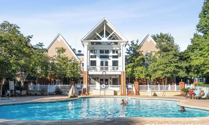 Lackey Cabaña | Charming Williamsburg resort only minutes away from all the main attractions